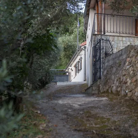 Fofi's House Agioi Saranta