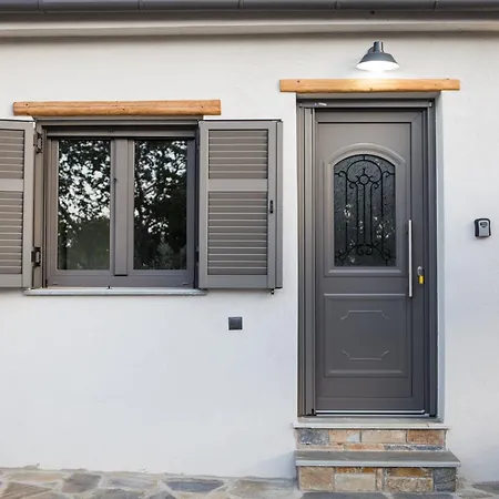 Fofi's House * Agioi Saranta