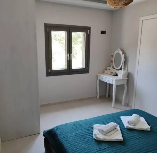 Fofi's House Agioi Saranta